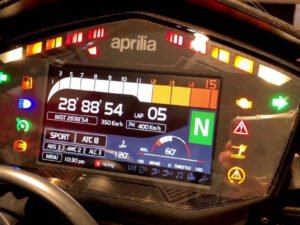 Ricevitore GPS plug and play per Aprilia RSV4 – Tuono V4 PZRacing AP600 A-Tronic